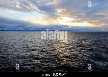 Niedrige Sonne nördlich des Polarkreises um 12 Uhr im Herbst Stockfoto