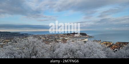 Luftaufnahme eines Scarborough im Winter vor blauem Himmel Stockfoto