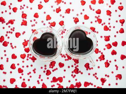 Zwei herzförmige Kaffeetassen am Valentinstag. Stockfoto