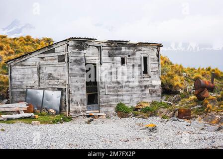 Holzhütte mit Blechdach und ohne Tür in Ushuaia, Tierra del Fuego, Argentinien Stockfoto