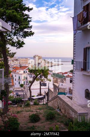 Vieste, Gargano, Apulien, Italien 30. Juni 2021 leerer Blick auf die Straße am Morgen in der Stadt Vieste, Gargano, Apulien, Italien Stockfoto