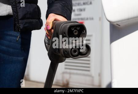 Buchse für Schnellladesteckdose mit Handgriff, Typ 2. Kombiniertes Ladesystem Combo 2-Anschlussstecker für Elektrofahrzeuge an der Ladestation für Elektrofahrzeuge. Stockfoto