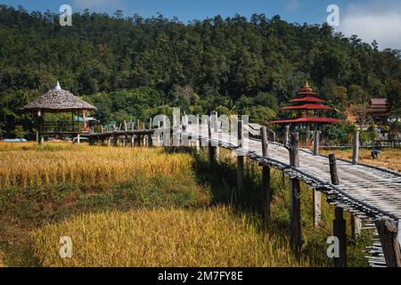 Kho Ku so Bamboo Brücke über die Reisfelder in Pai, Norhern Thailand Stockfoto