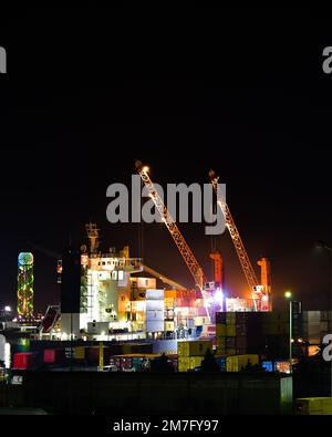 Batumi, Georgia - 25.. november 2021: Transport in Batumi Blick auf den Bahnhof mit Hafenpanorama und Uferpromenade bei Nacht Stockfoto