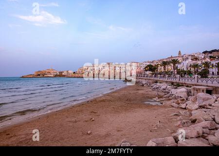 Vieste, Foggia, Italien 29. Juni 2021 Blick über die historische Altstadt auf der blauen Stunde in Vieste, Gargano, Apulien, Italien Stockfoto