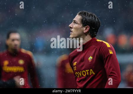 Mailand, Italien. 08. Januar 2023. Nicolo Zaniolo von AS Roma erwärmt sich während des Fußballspiels der Serie A 2022/23 zwischen AC Milan und AS Roma im San Siro Stadium, Mailand, Italien am 08. Januar 2023 Kredit: Independent Photo Agency/Alamy Live News Stockfoto