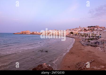 Vieste, Foggia, Italien 29. Juni 2021 Blick über die historische Altstadt auf der blauen Stunde in Vieste, Gargano, Apulien, Italien Stockfoto