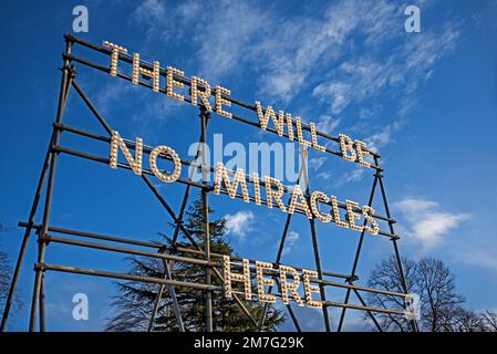 „Es gibt hier keine Wunder“, ein Werk von Nathan Coley auf dem Gelände der Scottish National Gallery of Modern Art in Belford Road, Edinburgh. Stockfoto