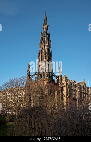 Scott Monument an einem Wintertag in Princes Street Gardens, Edinburgh, Schottland, Großbritannien. Stockfoto