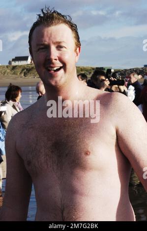 A Happy Runner beim 40. Jährlichen Porthcawl Christmas Day Schwimmen für wohltätige Zwecke im Porthcawl in South Wales, 25. Dezember 2004. Foto: ROB WATKINS Stockfoto