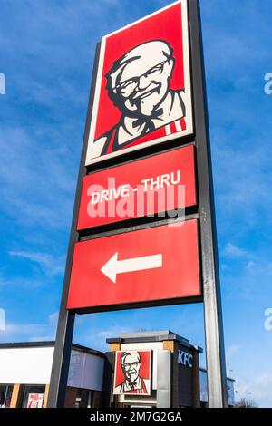 Logo-Schild für KFC, Kentucky Fried Chicken, das Fast Food Outlet mit Sitz in Amerika, mit „Drive Thru“, Irvine, Ayrshire, Großbritannien Stockfoto