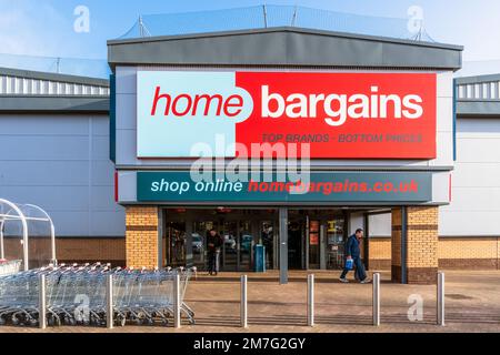 Home Bargain behält Lebensmittel, Haushaltswaren und Bekleidung im Einzelhandelspark in Irvine, Ayrshire, Großbritannien Stockfoto