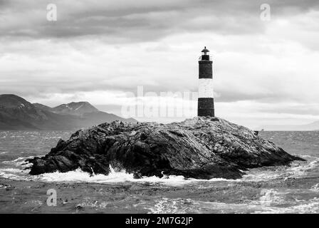 Der Leuchtturm Les Eclaireurs befindet sich im Beagle-Kanal in Ushuaia, Tierra del Fuego, Argentinien. Schwarzweißfotografie Stockfoto