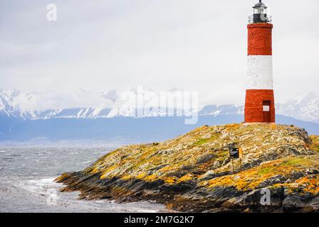 Der Leuchtturm Les Eclaireurs befindet sich im Beagle-Kanal in Ushuaia, Tierra del Fuego, Argentinien. Rot-weißer Leuchtturm. Speicherplatz kopieren Stockfoto