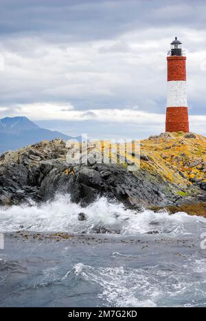 Der Leuchtturm Les Eclaireurs befindet sich im Beagle-Kanal in Ushuaia, Tierra del Fuego, Argentinien. Rot-weißer Leuchtturm. Speicherplatz kopieren Stockfoto