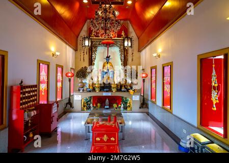 Bangkok, Thailand. 11. Mai 2022. Das Innere des König-Taksin-Schreins mit der Statue von Taksin dem Großen auf einem Thron in Bangkok. Stockfoto