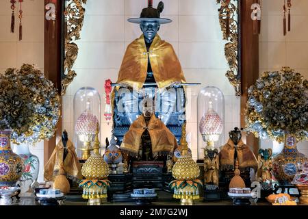 Bangkok, Thailand. 11. Mai 2022. Das Innere des König-Taksin-Schreins mit der Statue von Taksin dem Großen auf einem Thron in Bangkok. Stockfoto