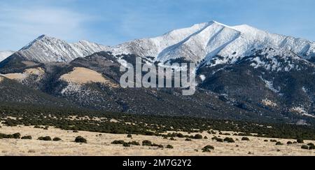 13.580 Fuß Twin Peaks auf der rechten Seite und 13.660 Fuß unbenannter Berg auf der linken Seite, mit Blick vom San Luis Valley. Stockfoto