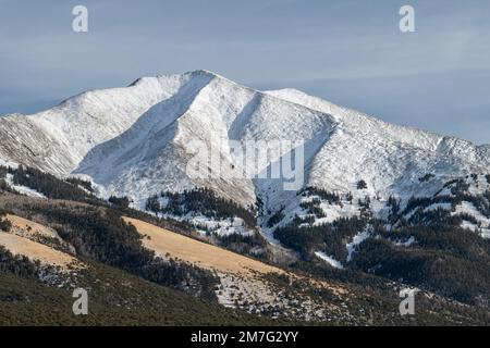 13.580 Fuß Twin Peaks auf dem Blick vom San Luis Valley. Dieser schneebedeckte Berg ist Teil des Sierra Blanca Massivs. Stockfoto