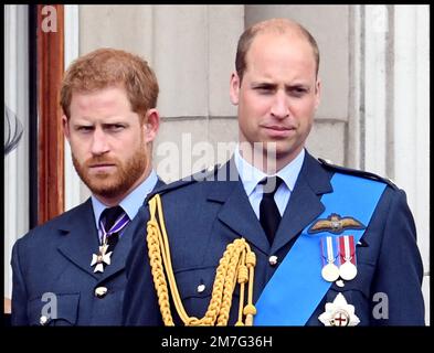 Bild ©lizenziert für Parsons Media. 09/01/2023. London, Vereinigtes Königreich. Prinz William und Prinz Harry. Bild ©lizenziert für Parsons Media. 10/07/2018. London, Vereinigtes Königreich. 100. Jahre Royal Air Force. HM, die Königin mit Prinz William, Herzogin von Cambridge und Prinz Harry und Herzogin von Sussex auf dem Balkon des Buckingham Palace, um 100 Jahre RAF-Bild von Andrew Parsons/Parsons Media zu markieren Stockfoto