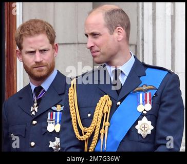 Bild ©lizenziert für Parsons Media. 09/01/2023. London, Vereinigtes Königreich. Prinz William und Prinz Harry. Bild ©lizenziert für Parsons Media. 10/07/2018. London, Vereinigtes Königreich. 100. Jahre Royal Air Force. HM, die Königin mit Prinz William, Herzogin von Cambridge und Prinz Harry und Herzogin von Sussex auf dem Balkon des Buckingham Palace, um 100 Jahre RAF-Bild von Andrew Parsons/Parsons Media zu markieren Stockfoto