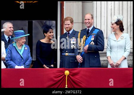 Bild ©lizenziert für Parsons Media. 09/01/2023. London, Vereinigtes Königreich. Prinz William und Prinz Harry. Bild ©lizenziert für Parsons Media. 10/07/2018. London, Vereinigtes Königreich. 100. Jahre Royal Air Force. HM, die Königin mit Prinz William und Prinz Harry und Herzogin von Sussex auf dem Balkon des Buckingham Palace, um 100 Jahre RAF-Film von Andrew Parsons/Parsons Media zu feiern Stockfoto