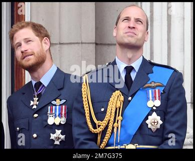 Bild ©lizenziert für Parsons Media. 09/01/2023. London, Vereinigtes Königreich. Prinz William und Prinz Harry. Bild ©lizenziert für Parsons Media. 10/07/2018. London, Vereinigtes Königreich. 100. Jahre Royal Air Force. HM, die Königin mit Prinz William und Prinz Harry und Herzogin von Sussex auf dem Balkon des Buckingham Palace, um 100 Jahre RAF-Film von Andrew Parsons/Parsons Media zu feiern Stockfoto