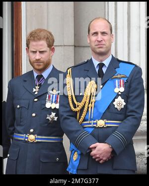 Bild ©lizenziert für Parsons Media. 09/01/2023. London, Vereinigtes Königreich. Prinz William und Prinz Harry. Bild ©lizenziert für Parsons Media. 10/07/2018. London, Vereinigtes Königreich. 100. Jahre Royal Air Force. HM, die Königin mit Prinz William und Prinz Harry und Herzogin von Sussex auf dem Balkon des Buckingham Palace, um 100 Jahre RAF-Film von Andrew Parsons/Parsons Media zu feiern Stockfoto