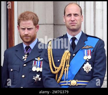 Bild ©lizenziert für Parsons Media. 09/01/2023. London, Vereinigtes Königreich. Prinz William und Prinz Harry. Bild ©lizenziert für Parsons Media. 10/07/2018. London, Vereinigtes Königreich. 100. Jahre Royal Air Force. HM, die Königin mit Prinz William und Prinz Harry und Herzogin von Sussex auf dem Balkon des Buckingham Palace, um 100 Jahre RAF-Film von Andrew Parsons/Parsons Media zu feiern Stockfoto