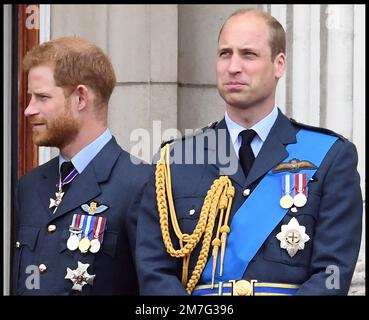 Bild ©lizenziert für Parsons Media. 09/01/2023. London, Vereinigtes Königreich. Prinz William und Prinz Harry. Bild ©lizenziert für Parsons Media. 10/07/2018. London, Vereinigtes Königreich. 100. Jahre Royal Air Force. HM, die Königin mit Prinz William und Prinz Harry und Herzogin von Sussex auf dem Balkon des Buckingham Palace, um 100 Jahre RAF-Film von Andrew Parsons/Parsons Media zu feiern Stockfoto