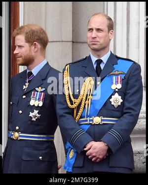 Bild ©lizenziert für Parsons Media. 09/01/2023. London, Vereinigtes Königreich. Prinz William und Prinz Harry. Bild ©lizenziert für Parsons Media. 10/07/2018. London, Vereinigtes Königreich. 100. Jahre Royal Air Force. HM, die Königin mit Prinz William und Prinz Harry und Herzogin von Sussex auf dem Balkon des Buckingham Palace, um 100 Jahre RAF-Film von Andrew Parsons/Parsons Media zu feiern Stockfoto