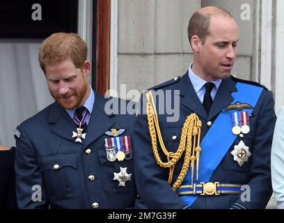 Bild ©lizenziert für Parsons Media. 09/01/2023. London, Vereinigtes Königreich. Prinz William und Prinz Harry. Bild ©lizenziert für Parsons Media. 10/07/2018. London, Vereinigtes Königreich. 100. Jahre Royal Air Force. HM, die Königin mit Prinz William und Prinz Harry und Herzogin von Sussex auf dem Balkon des Buckingham Palace, um 100 Jahre RAF-Film von Andrew Parsons/Parsons Media zu feiern Stockfoto