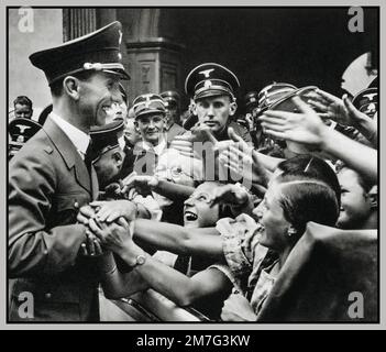 Joseph Goebbels Minister der Nazi-Propaganda in Uniform mit ekstatischen Nazi-Fans, deutscher Nazi-Politikerin, die Gauleiter von Berlin, Chefpropagandist der Nazi-Partei, und dann Reichsministerin der Propaganda von 1933 bis 1945 1930er Nazi-Deutschland war Stockfoto