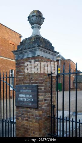 Eingangstor und Schild zum Jockey Club in Newmarket Stockfoto