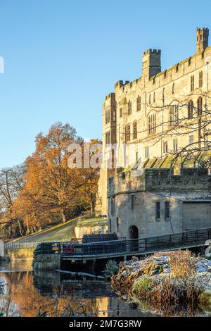 Warwick Castle, von den Mill Gardens ein privater Garten, der der Öffentlichkeit am Fuße der Mill Street Warwick im Besitz der Familie Measures zugänglich ist Stockfoto