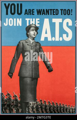 DAS Propagandaposter ATS WW2 Vintage UK WW2 für das ATS „You are too Wanted!“ „ Join the ATS“ ein Foto mit einer Länge von drei Vierteln, auf dem eine junge Frau in einer Uniform des örtlichen Hilfsdienstes nach vorne marschiert. Im Hintergrund marschieren zwei Reihen Infanteristen mit Schultergewehren hinter ihr her. Gedruckt für H.M. Schreibwarenbüro von A.C. Ltd Datum 1939 2. Weltkrieg 2. Weltkrieg Stockfoto