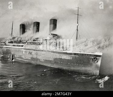 Französisches Schiff, Luxusschiff SS L'Atlantique brennt, 1933 Stockfoto