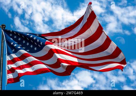 The Stars & Stripes ist die Nationalflagge der Vereinigten Staaten von Amerika. Es besteht aus dreizehn gleich großen horizontalen Streifen in Rot und Weiß mit einem blauen Streifen Stockfoto