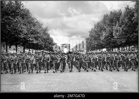 SIEGESPARADE PARIS WW2 SIEGESBEFREIUNG NAZIDEUTSCHLAND amerikanische Truppen der 28. Infanteriedivision marschieren die Avenue des Champs-Elysées in Paris entlang, in der 'Victory' Parade. Datum: 29. August 1944 Stockfoto