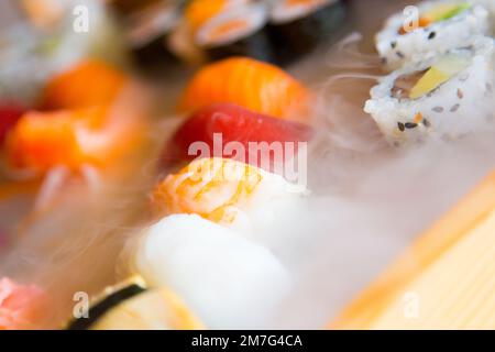 Nigiris in einem japanischen Restaurant in Tokio. Stockfoto