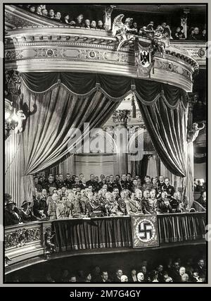 NAZI-GEDENKGOTTESDIENST. State Official Box Berlin State Theatre with Swastika Symbol L-R Joseph Goebbels, Rudolf Hess, Hermann Göring, August von Mackensen, Adolf Hitler, General Werner von Bloomberg, General Wilhelm Frick, Admiral Erich Raeder, während der Gedenkgottesdienste in Berlin Germanys 1. Weltkrieg tot, 1935. Stockfoto