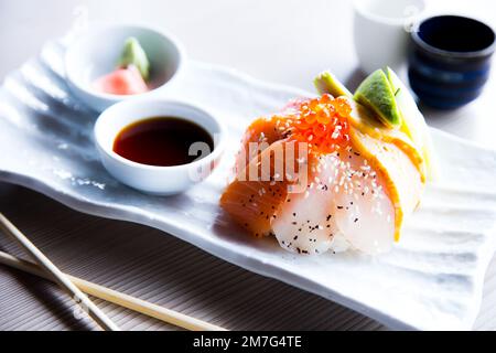 Lachs-Sashimi. Sashimi ist ein japanisches Gericht, das hauptsächlich aus rohen Meeresfrüchten oder Fisch besteht, fein geschnitten, aber nicht so fein wie ein Carpaccio. Stockfoto