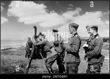 D-DAY INVASION Deutsche Wehrmacht Armee Offiziere untersuchen die Strände der Normandie in der Nähe der französischen Städte Granville und Saint-Pair-sur-Mer kurz vor den Invasionen der Alliierten im Jahr 1944 Soldaten und Offiziere der Nazi Wehrmacht, die die Küste mit Hilfe von Grabenferngläsern überwachen, um die bevorstehende feindliche Invasion zu beurteilen. 1940er. Weltkrieg Stockfoto