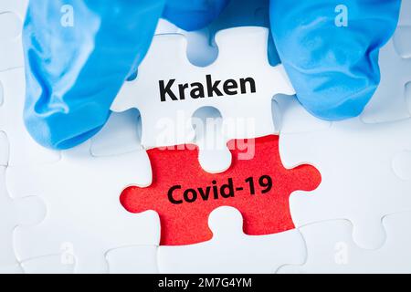 2023, Neue Variante des Coronavirus, Kraken-Virus, XBB.1,5 omicron-Mutation, Konzept eines Arztes, der ein Puzzle mit den Namen Covid und kraken hält Stockfoto