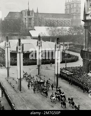 Krönung von König George 6., Westminster Abbey, 1937 - Staatskutsche verlässt Whitehall Stockfoto