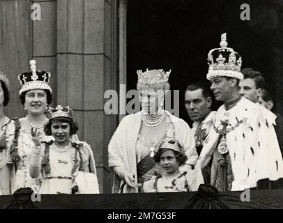 Krönung von König George 6., Westminster Abbey, 1937 - Königin Mary im Buckingham Palace mit König George VI., Prinzessin Elizabeth und Margaret. Stockfoto
