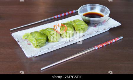 DIM.-Summe Dim Sum ist ein Essen aus verschiedenen Regionen Chinas, unter denen Kantonesisch und Shanghainesisch hervorstechen, aber sie werden auch in anderen Regionen von hergestellt Stockfoto