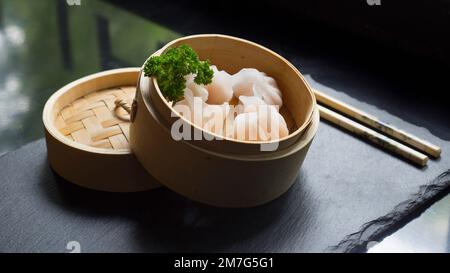 DIM.-Summe Dim Sum ist ein Essen aus verschiedenen Regionen Chinas, unter denen Kantonesisch und Shanghainesisch hervorstechen, aber sie werden auch in anderen Regionen von hergestellt Stockfoto