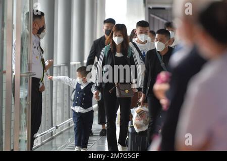 (230110) -- BANGKOK, 10. Januar 2023 (Xinhua) -- Chinesische Passagiere kommen am Suvarnabhumi Airport in Samut Prakan, Thailand, 9. Januar 2022 an. Thailand begrüßte am Montag die Ankunft Tausender chinesischer Touristen in seiner Hauptstadt Bangkok, der ersten Gruppe nach Chinas Optimierung der COVID-19-Strategie, die am 8. Januar in Kraft trat. Am Flughafen Suvarnabhumi begrüßten der stellvertretende thailändische Ministerpräsident und Gesundheitsminister Anutin Charnvirakul und andere hochrangige Beamte 269 Touristen aus der chinesischen Stadt Xiamen, die mit Blumen und Geschenktüten begrüßt wurden. (Xinhua/Rachen Sageamsak) Stockfoto