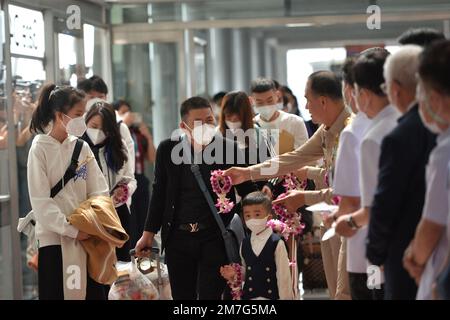 (230110) -- BANGKOK, 10. Januar 2023 (Xinhua) -- Chinesische Passagiere werden von thailändischen Beamten am Suvarnabhumi Airport in Samut Prakan, Thailand, 9. Januar 2022 begrüßt. Thailand begrüßte am Montag die Ankunft Tausender chinesischer Touristen in seiner Hauptstadt Bangkok, der ersten Gruppe nach Chinas Optimierung der COVID-19-Strategie, die am 8. Januar in Kraft trat. Am Flughafen Suvarnabhumi begrüßten der stellvertretende thailändische Ministerpräsident und Gesundheitsminister Anutin Charnvirakul und andere hochrangige Beamte 269 Touristen aus der chinesischen Stadt Xiamen, die mit Blumen und Geschenktüten begrüßt wurden. Xi Stockfoto